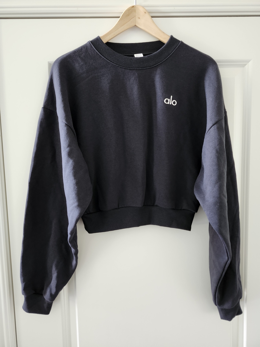 Alo Yoga Accolade Cropped Crew Neck Sweatshirt Black Medium EUC - Picture 2 of 5